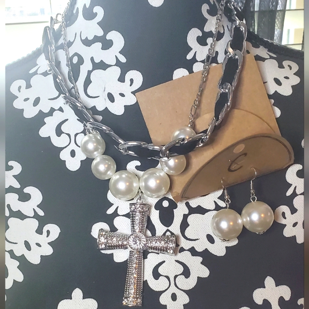 Bling cross pearl necklace set